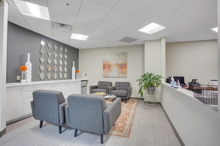 More Photos Of 31700 Middlebelt Rd, Farmington Hills Office For Lease