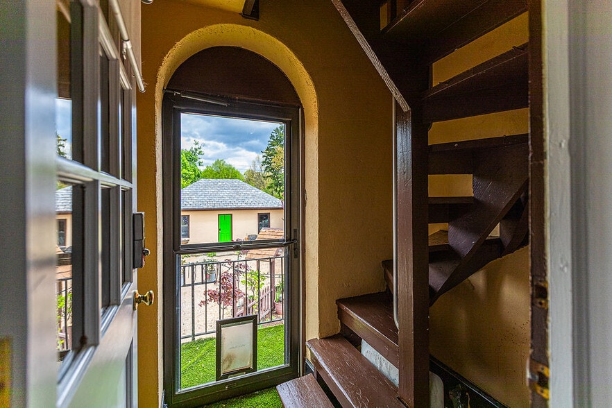 More Photos Of 404 Allegheny Ave, Towson Office For Sale