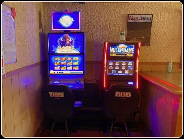 More Photos Of 38652 N Sheridan Rd, Beach Park General Retail For Sale