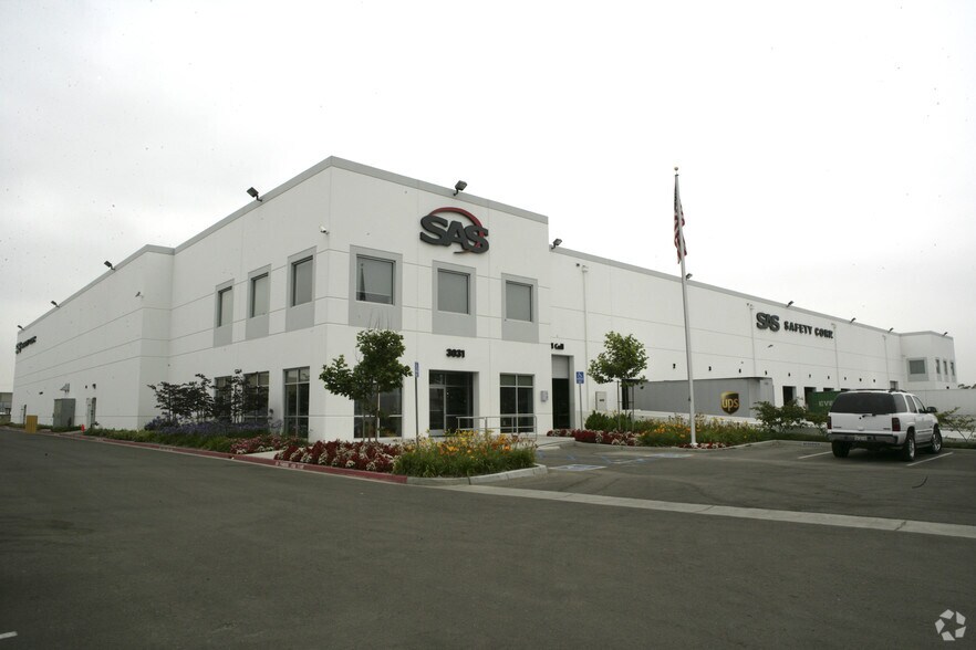More Photos Of 3031-3033 Gardenia Ave, Long Beach Warehouse For Lease