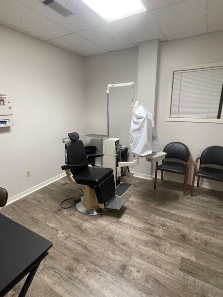 More Photos Of 1911 Mission 66, Vicksburg Medical For Lease