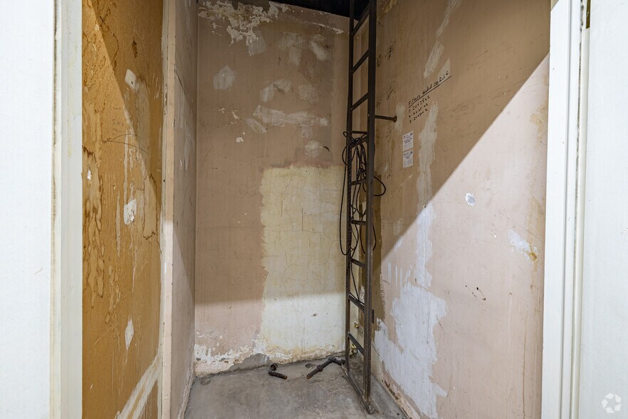 More Photos Of 201 N Wood Ave, Linden Bank For Lease