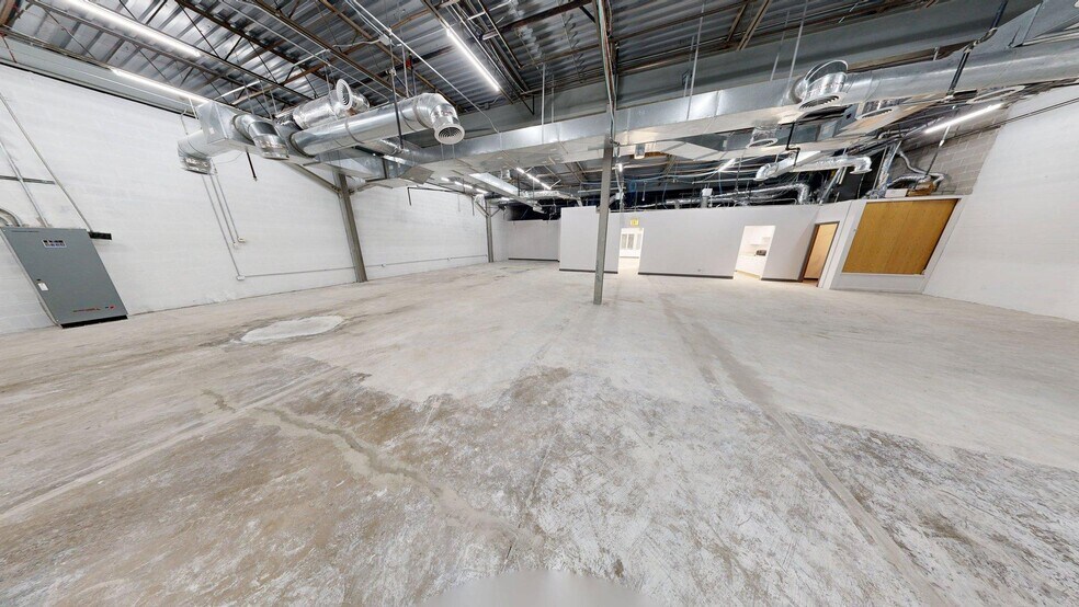 More Photos Of 271-285 E Helen Rd, Palatine Light Distribution For Sale