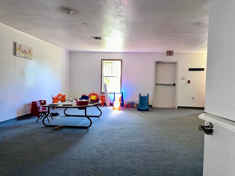 More Photos Of 2129 Mill St, Lake Charles Light Distribution For Sale