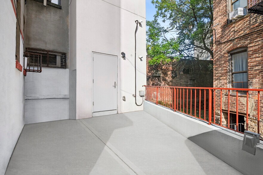 More Photos Of 727 Washington Ave, Brooklyn Storefront For Lease