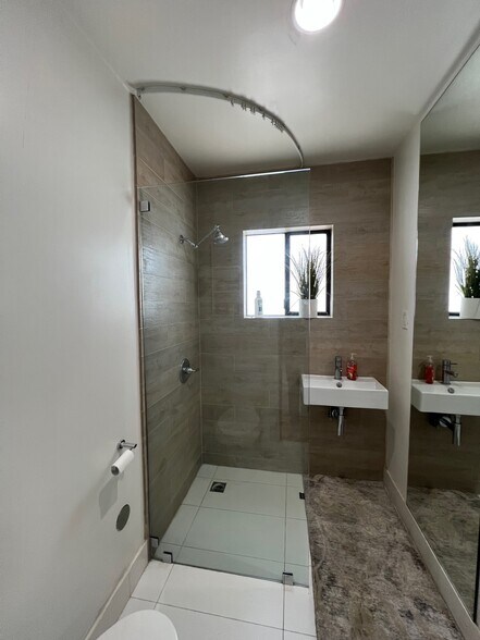 More Photos Of 3379-3383 Robertson Pl, Los Angeles Loft Creative Space For Lease