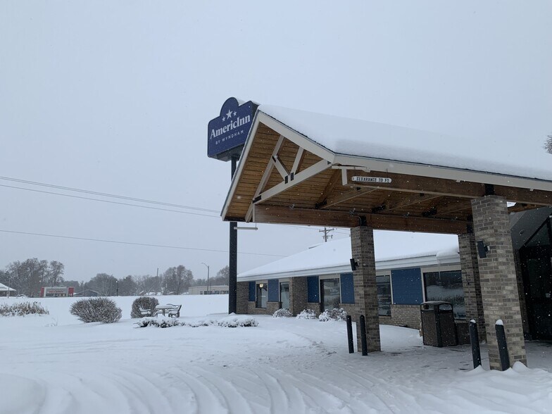 More Photos Of 11 E South Ave, Chippewa Falls Hotel For Sale