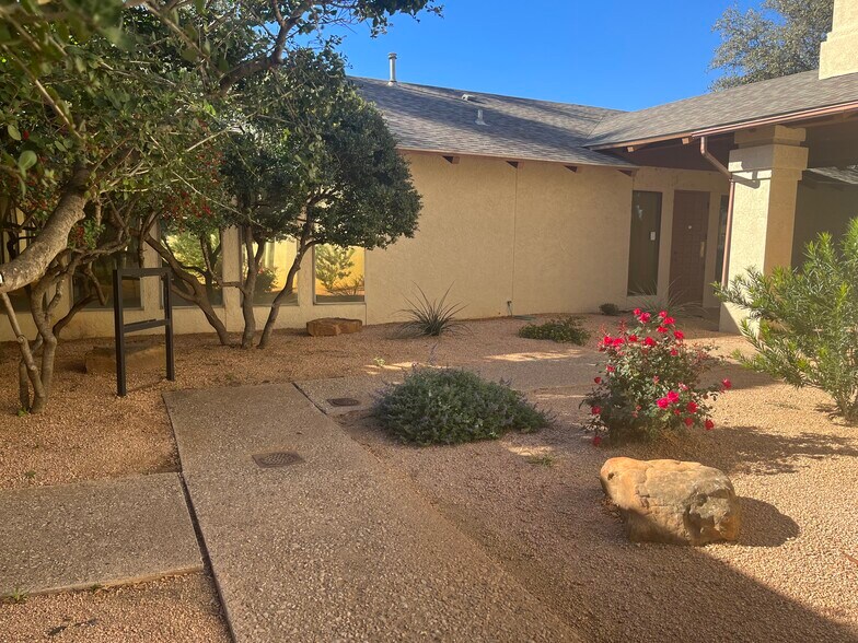 More Photos Of 1215-1219 E South 11th St, Abilene Office For Lease