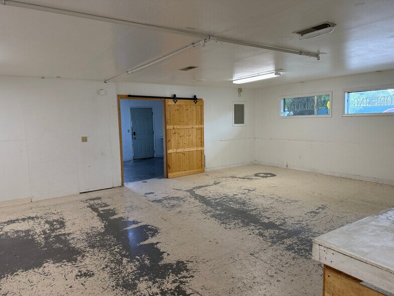 More Photos Of 555 Spring Creek Rd, Montrose General Retail For Sale