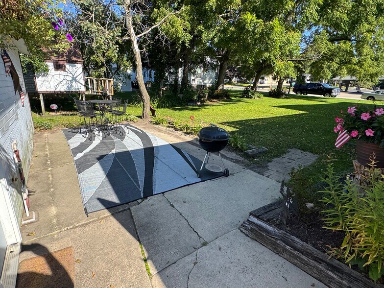 More Photos Of 215 W Main St, Marshall General Retail For Sale