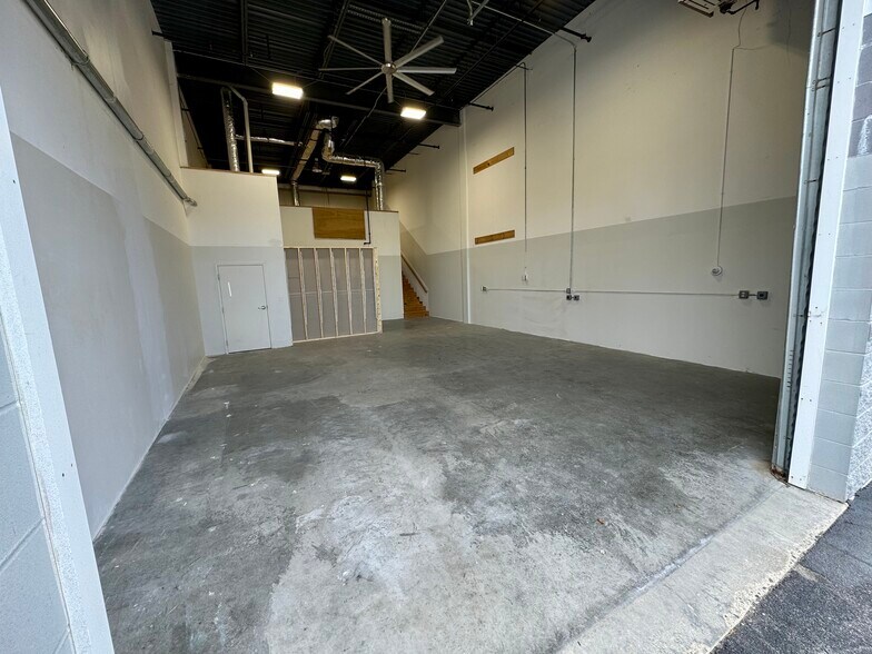 More Photos Of 17-4 NH-125, Kingston Service For Lease