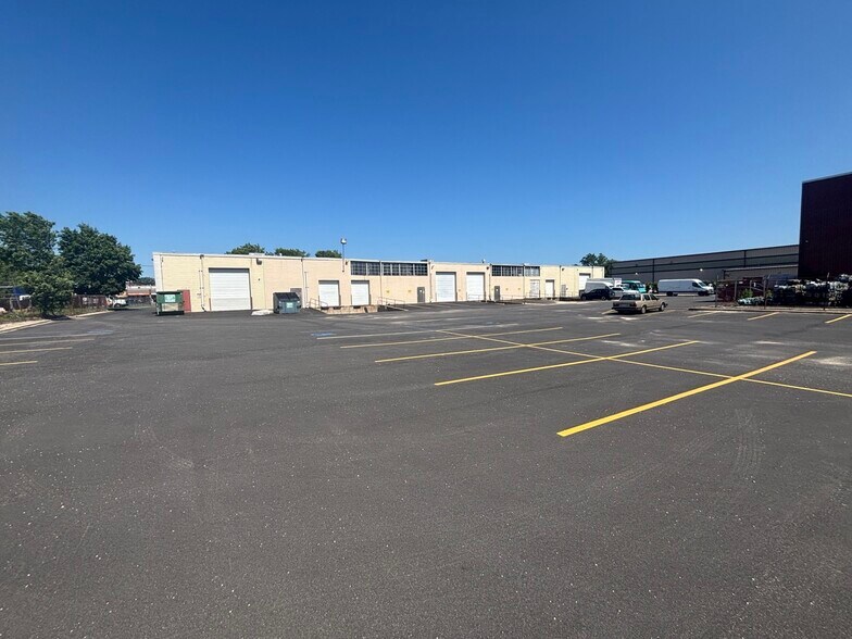 More Photos Of 1930-1940 New Hwy, Farmingdale Warehouse For Sale