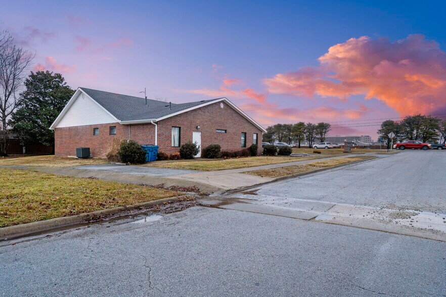 More Photos Of 1412 Se 14th St, Bentonville Medical For Lease