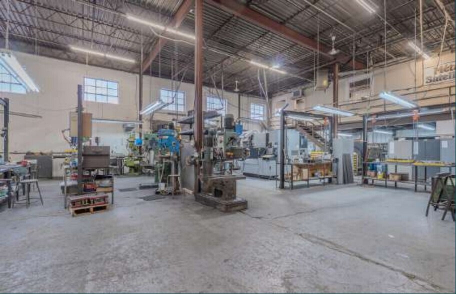 More Photos Of 375-455 Deslauriers Rue, Saint-Laurent Warehouse For Lease