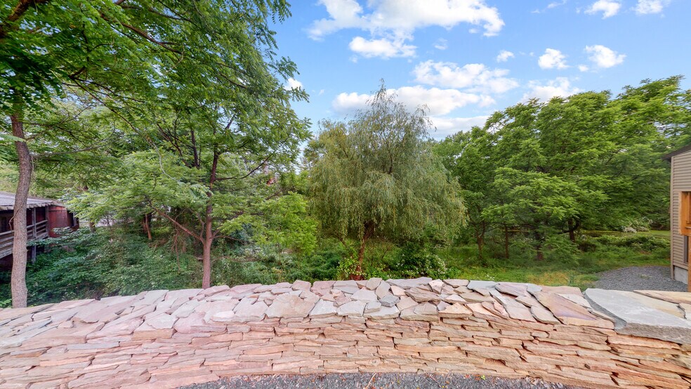 More Photos Of 220 Silver Lake Rd, Dingmans Ferry Office For Sale