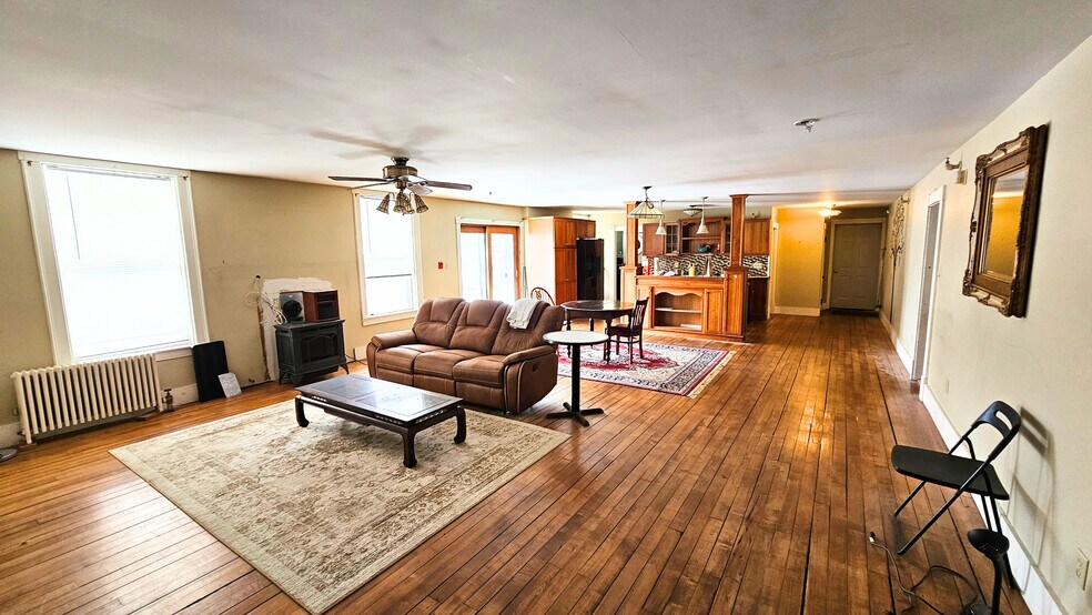 More Photos Of 40 Common St, Chester Hotel For Sale