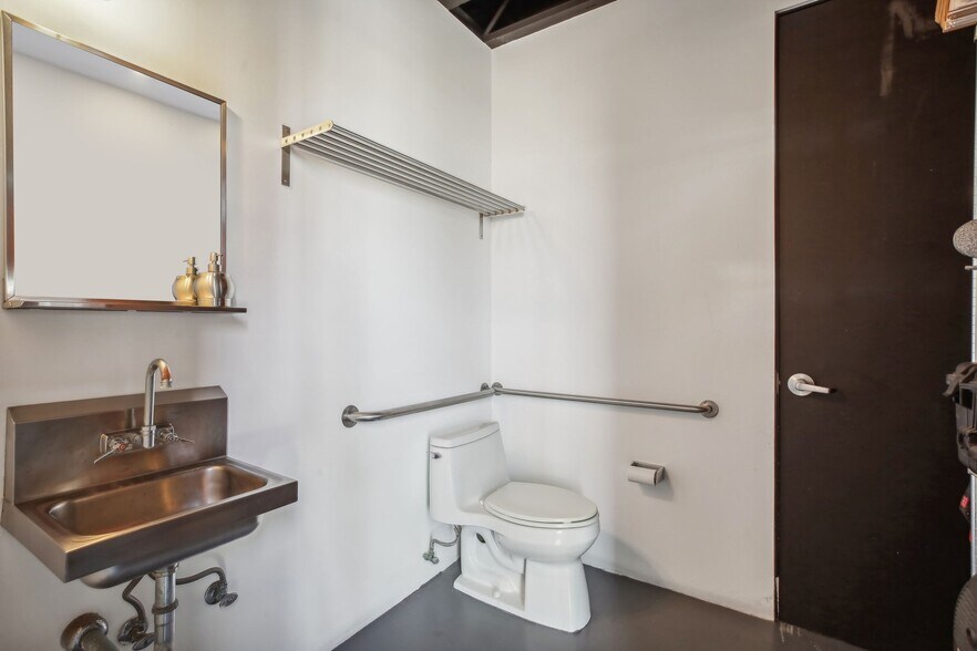 More Photos Of 411 30th St, Newport Beach Loft Creative Space For Sale