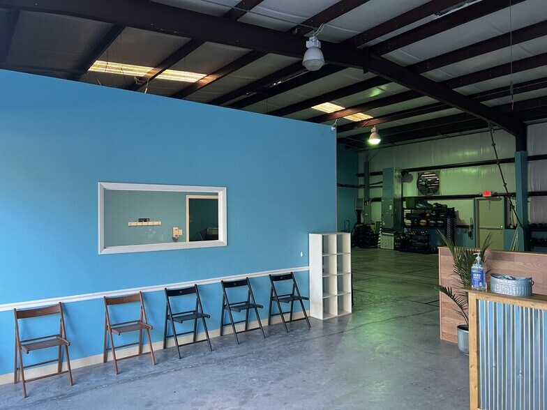 More Photos Of 2552-2558 Merchant Ave, Odessa Warehouse For Lease