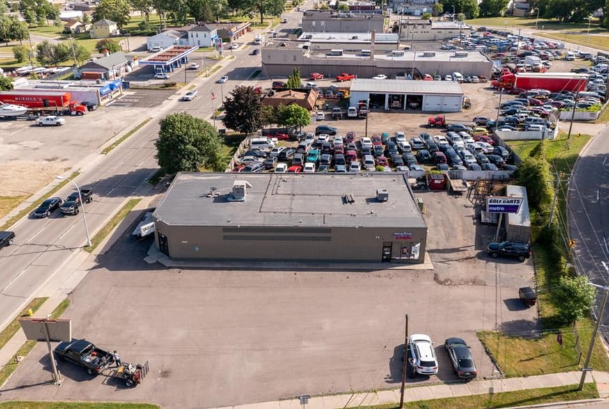 Primary Photo Of 209 Northbound Gratiot Ave, Mount Clemens General Retail For Sale