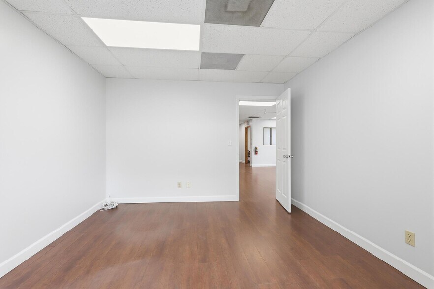 More Photos Of 623 Pleasant St, Lake Helen Flex For Lease