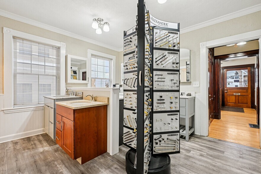 More Photos Of 327 Central St, Saugus Office For Sale