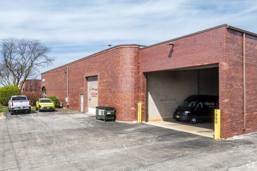 More Photos Of 1900-1960 E Devon Ave, Elk Grove Village Manufacturing For Lease