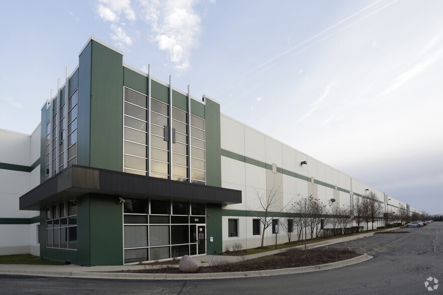 More Photos Of 2145 Internationale Pky, Woodridge Warehouse For Lease