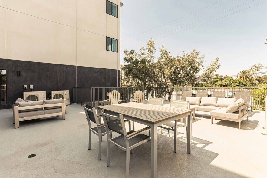 More Photos Of 2301 S Cloverdale Ave, Los Angeles Apartments For Sale