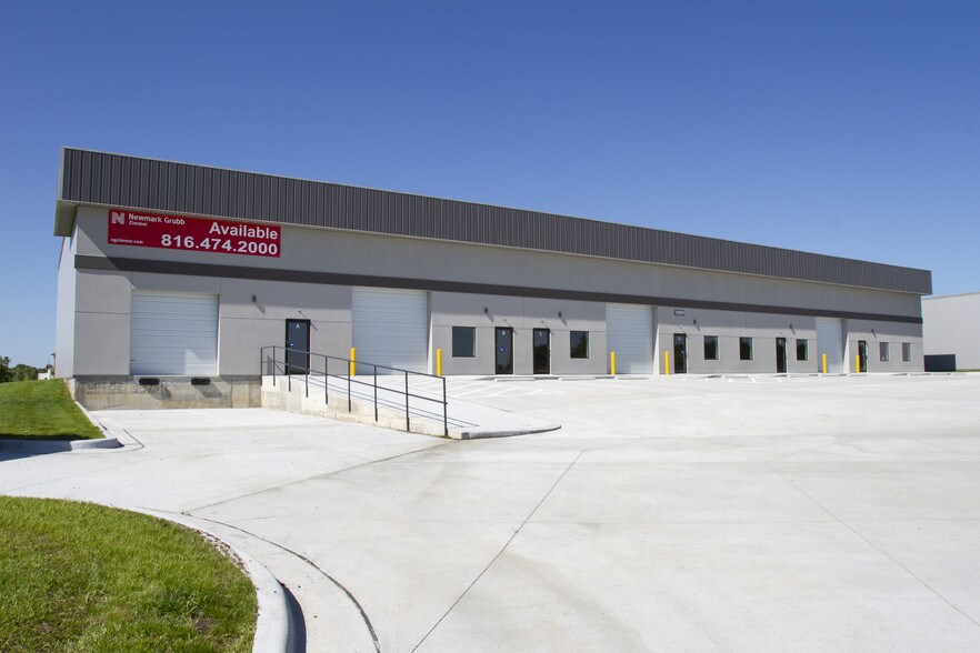 More Photos Of 10909 Industrial Cir, Peculiar Distribution For Lease