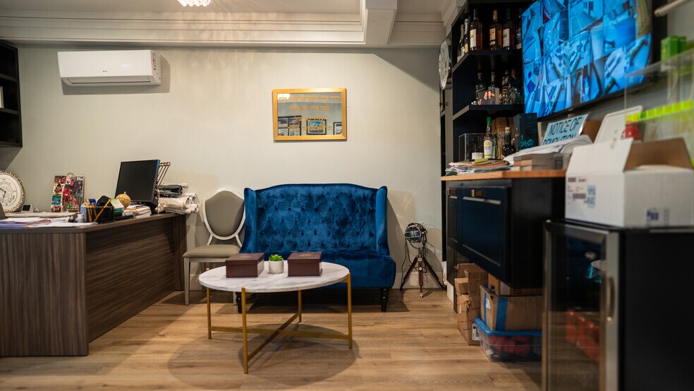 More Photos Of 16610 Ventura Blvd, Encino Storefront For Lease