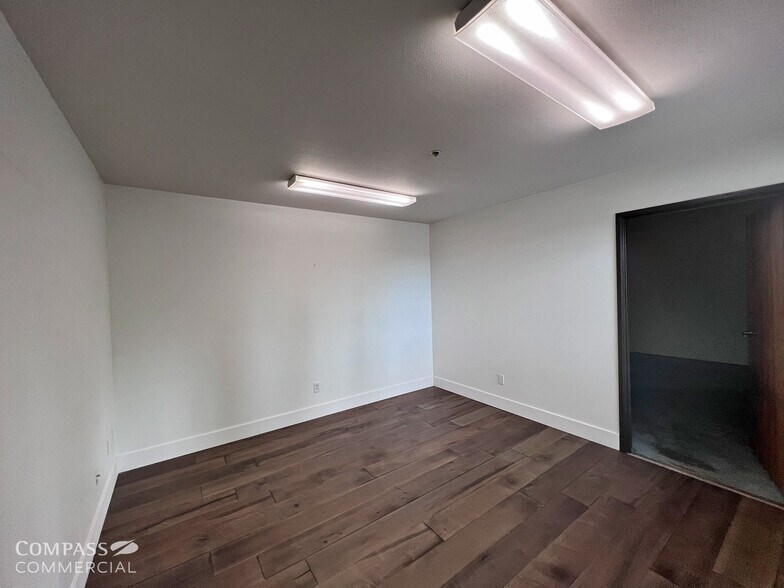 More Photos Of 20650 High Desert Ln, Bend Warehouse For Lease