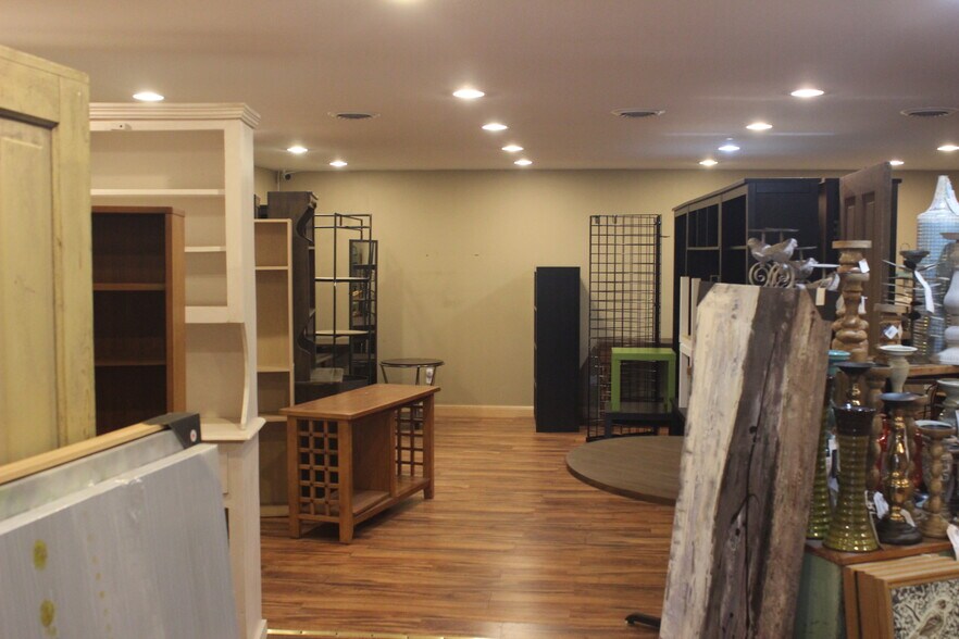 More Photos Of 80920 County Road 46, Hayward Showroom For Sale