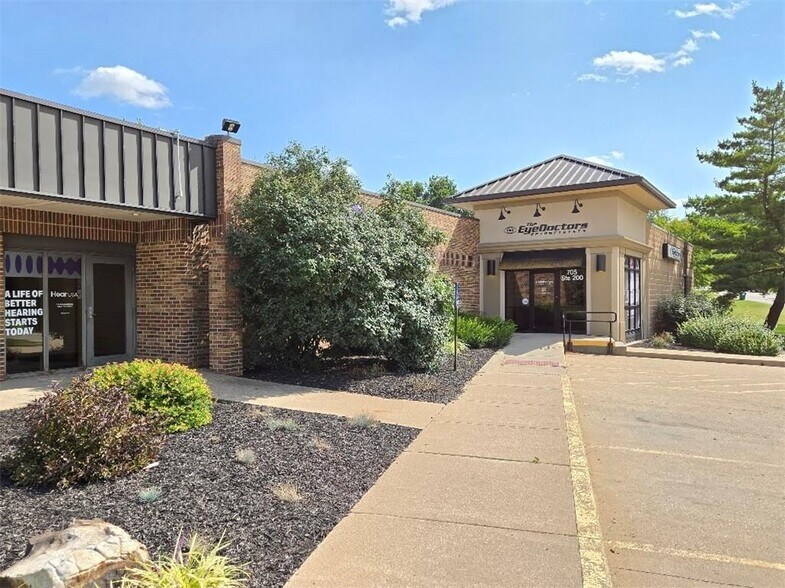 More Photos Of 705 Baptiste Dr, Paola Medical For Sale