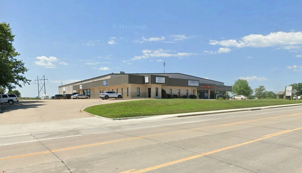 Primary Photo Of 1500 S 169 Hwy, Smithville Manufacturing For Lease