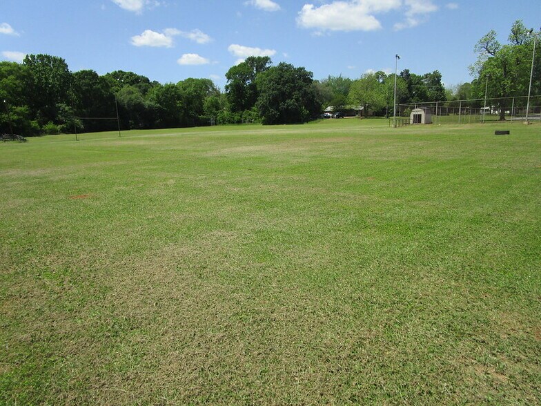 More Photos Of 700 W Houston St, Marshall Schools For Sale