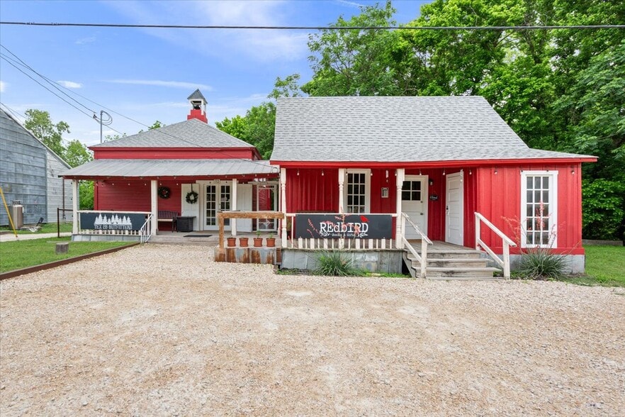 More Photos Of 112 Royal St, Salado Freestanding For Lease