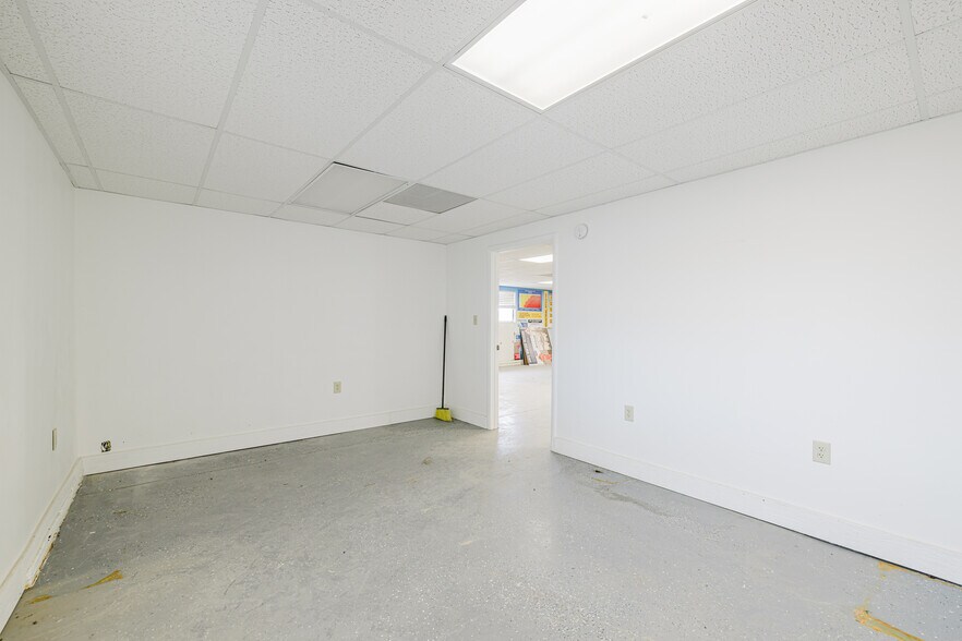More Photos Of 824 Poplar St, Carlin Industrial For Sale