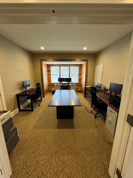 More Photos Of 640 W University Dr, Rochester Office Residential For Lease