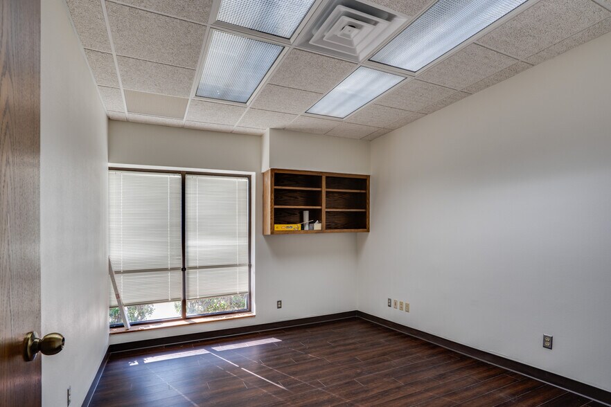 More Photos Of 2716 Commerce St, Wichita Falls Industrial For Sale