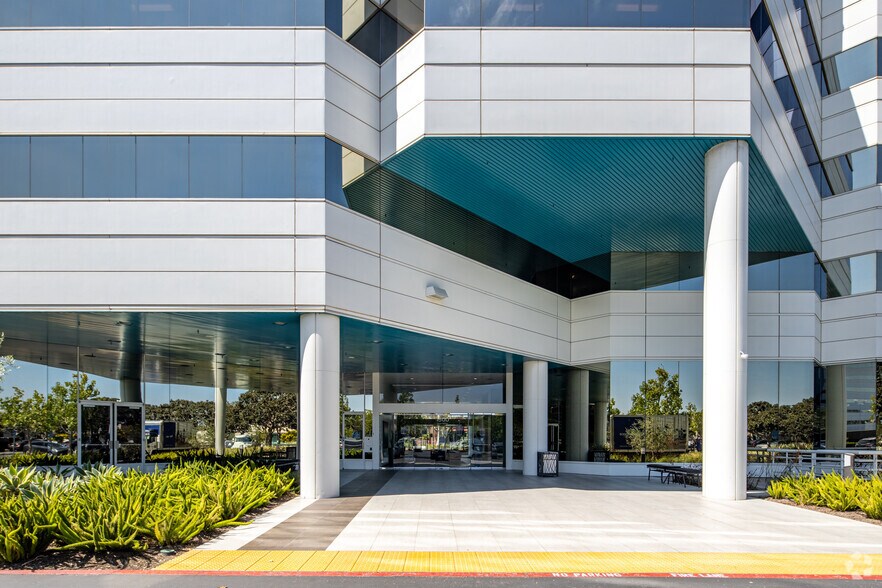 More Photos Of 1500 Quail St, Newport Beach Office For Lease