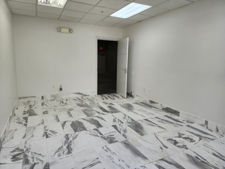 More Photos Of 2061 NW 112th Ave, Miami Light Distribution For Lease