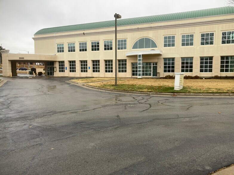 More Photos Of 3510 Clinton Pl, Lawrence Medical For Lease