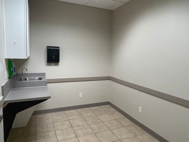 More Photos Of 7127 Somerset Rd, San Antonio Medical For Lease