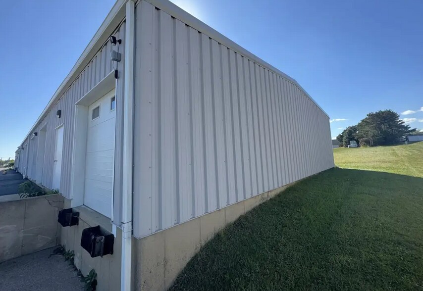 More Photos Of 633 1st Ave, Monroe Showroom For Lease