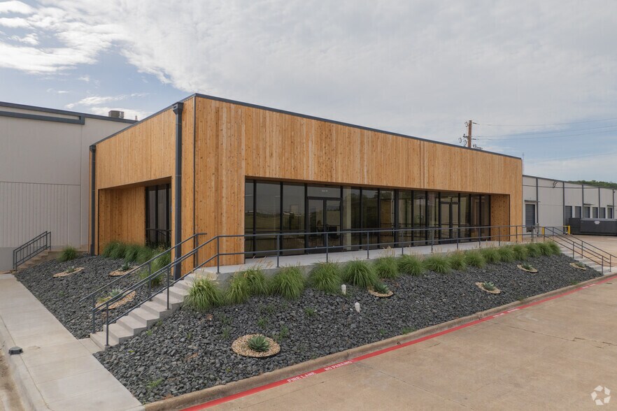 More Photos Of 2424 N Westmoreland Rd, Dallas Manufacturing For Lease