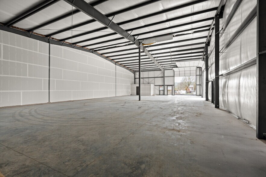 More Photos Of 954 Ort Ln, Merlin Industrial For Lease