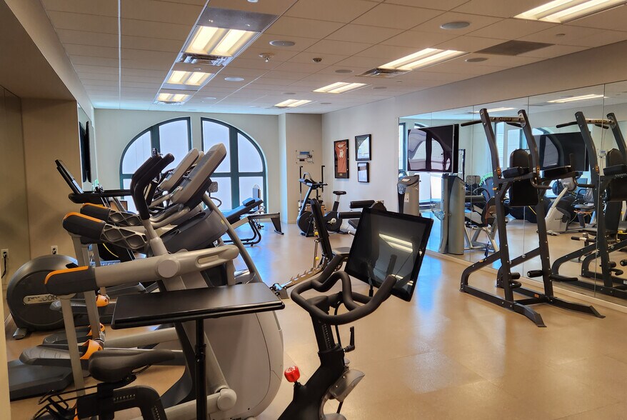 More Photos Of 500 Commerce St, Fort Worth Office For Sale