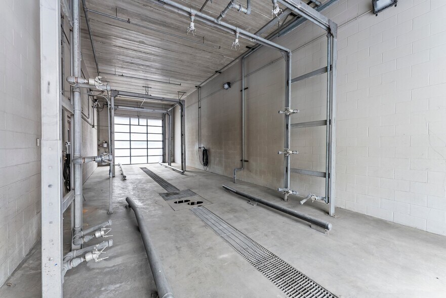 More Photos Of 11180 86th Ave N, Osseo Flex For Lease