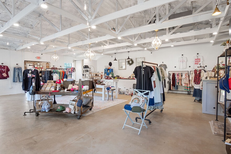 More Photos Of 6724 Paluxy Dr, Tyler Office For Lease