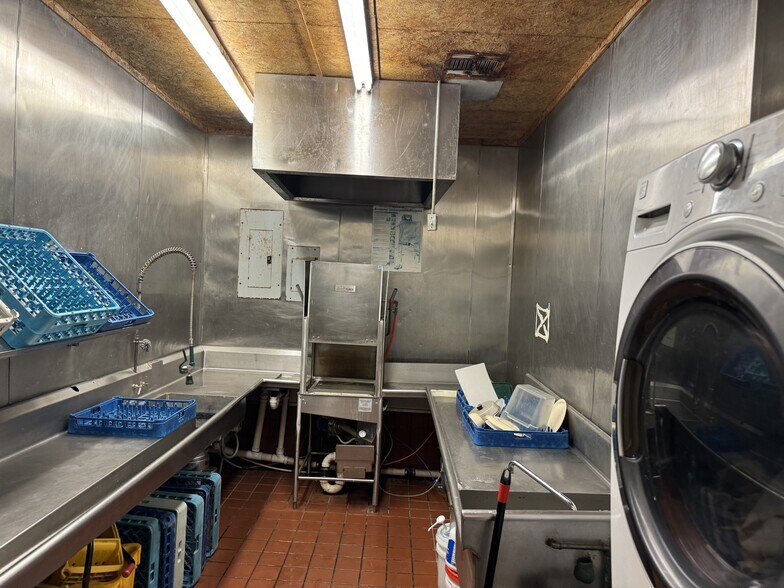 More Photos Of 701 N Crossroads, Leonard Restaurant For Sale